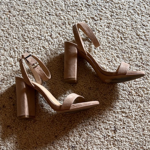 Express Heels - Picture 3 of 5